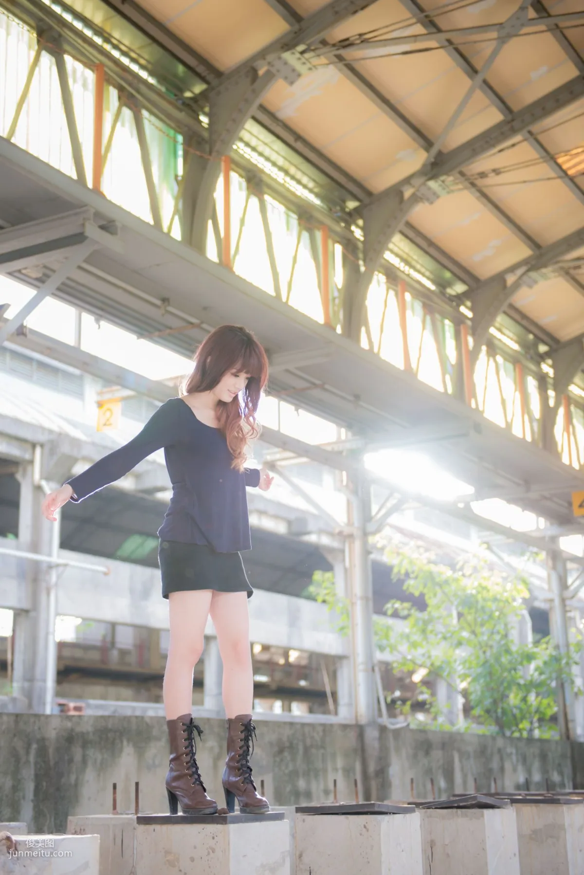 Taiwan Beauty Lin Gangyi Didy, Ruined Station Beautiful Outdoor Shoot, Photo Set photo 2