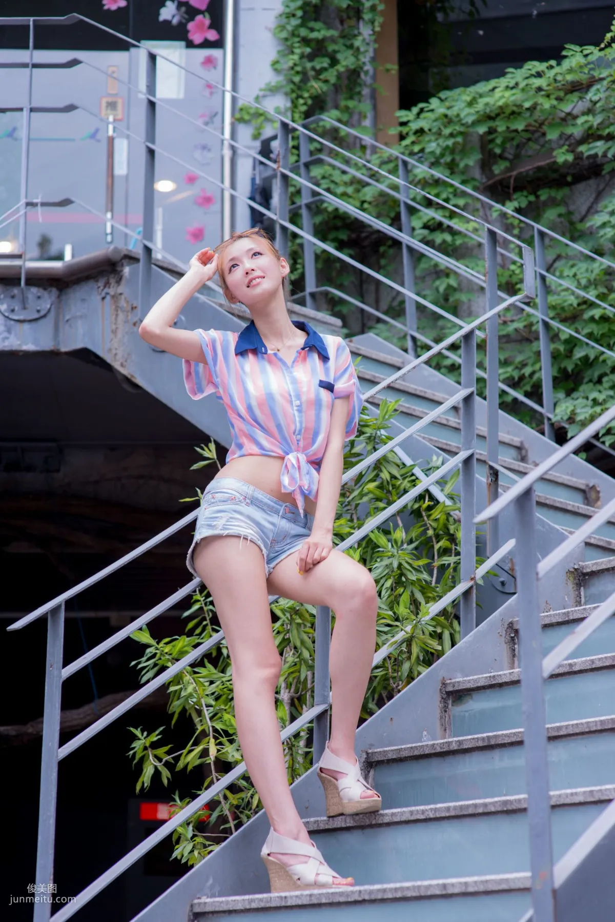 Kila Jingjing / Liao Tingling, Fresh and Light Hot Pants Beautiful Legs Street Snap Photo Set photo 22