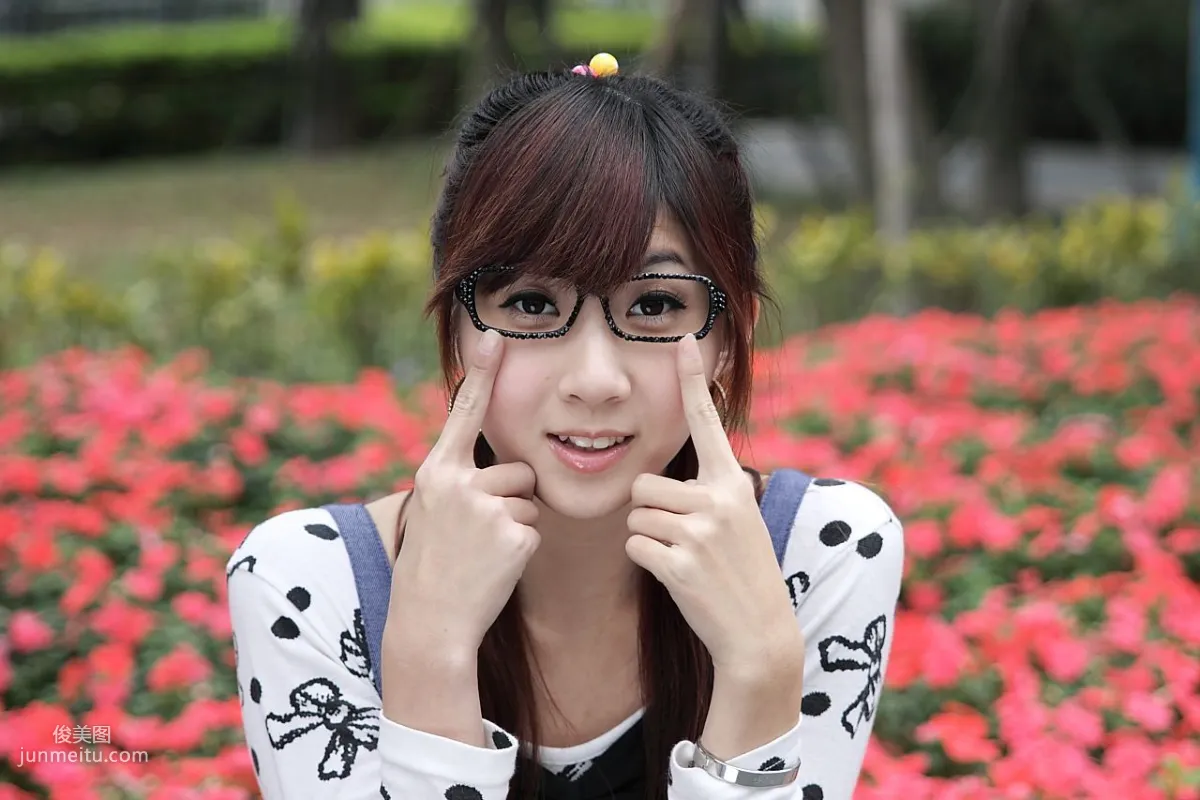 Taiwan Pure Beauty Angel, Black Stockings Street Snap Photos Collection photo 32