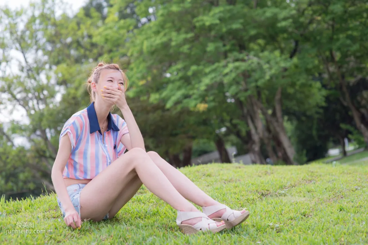 Kila Jingjing / Liao Tingling, Fresh and Light Hot Pants Beautiful Legs Street Snap Photo Set photo 39