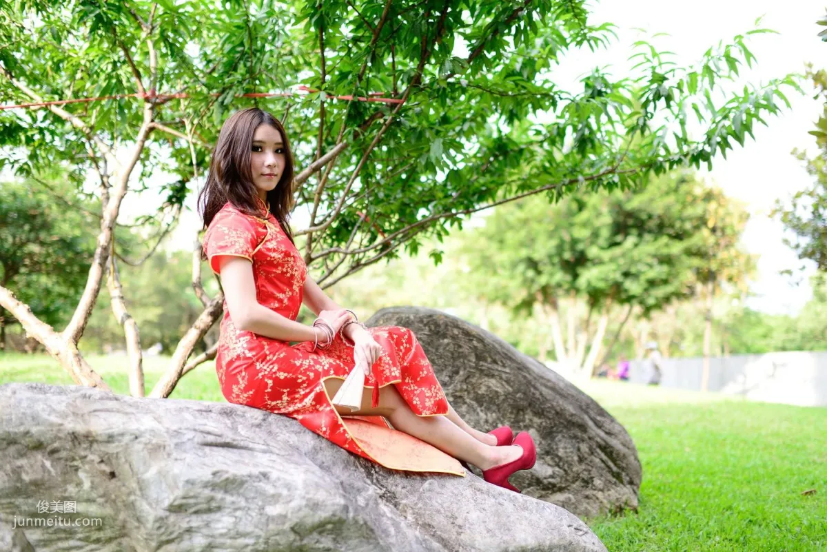 Taiwan Model A Bu, Red and Black Qipao Series Outdoor Shoot Photo Set photo 15