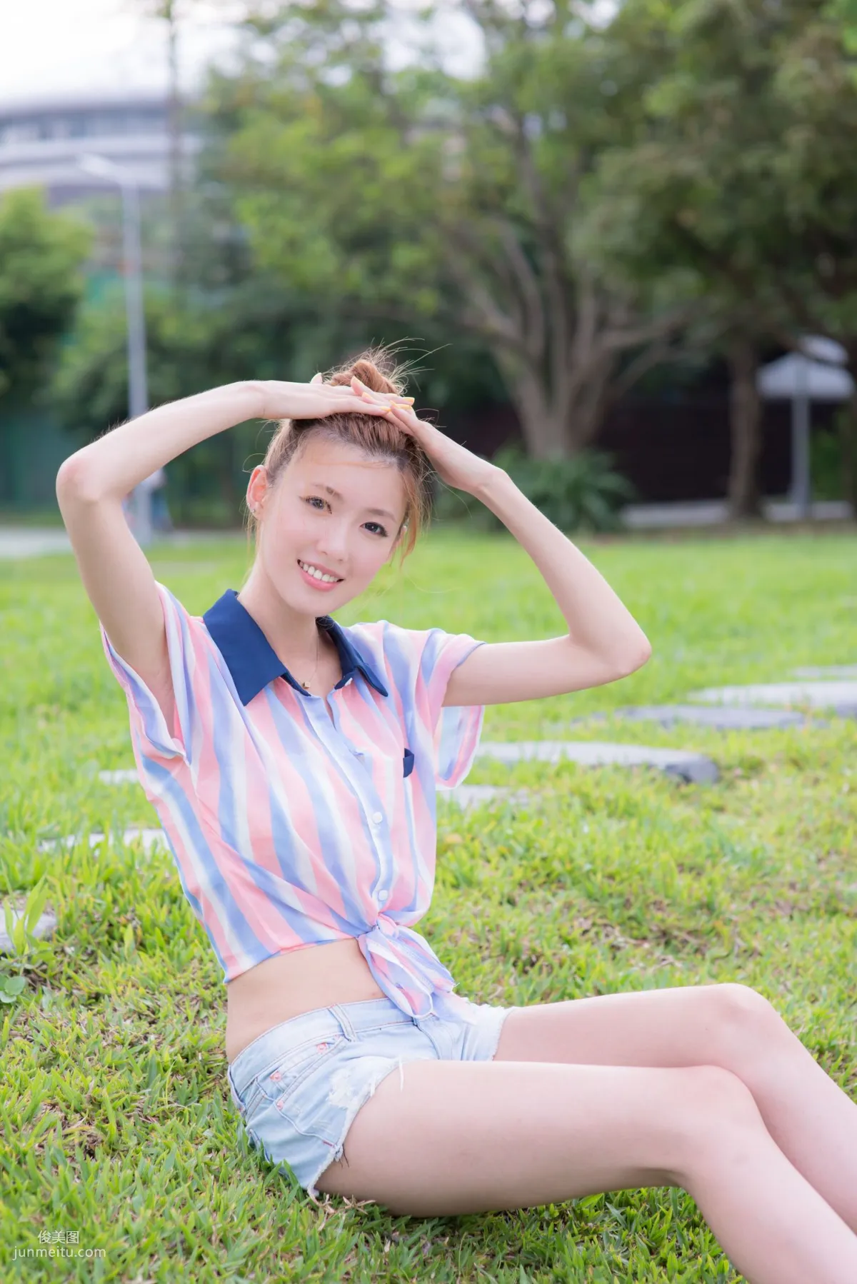 Kila Jingjing / Liao Tingling, Fresh and Light Hot Pants Beautiful Legs Street Snap Photo Set photo 32