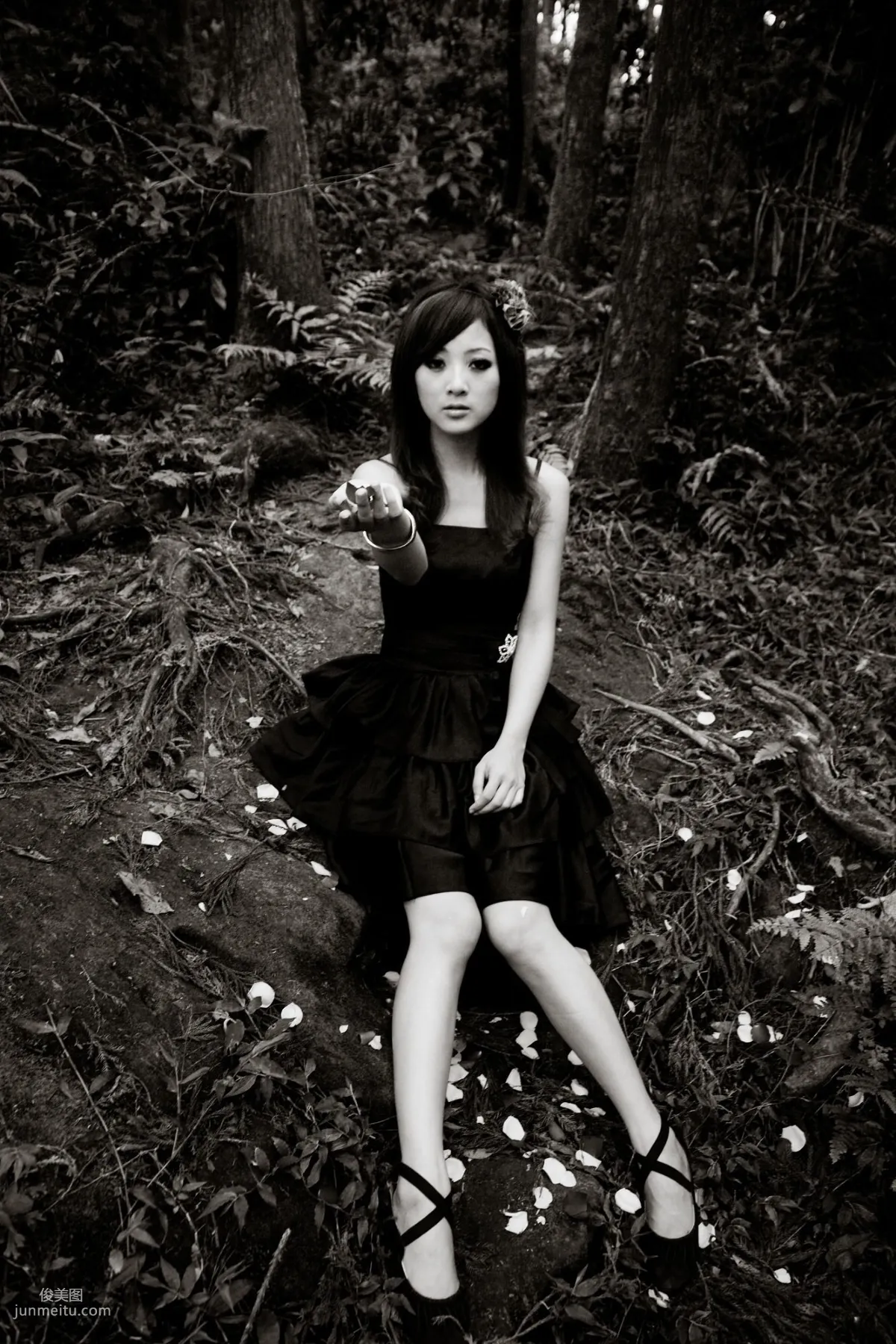 Mikako/Zhang Kaijie White Waltz x Black Obsession Yangmingshan Zhuzihu Outdoor Shoot Photo Set photo 99