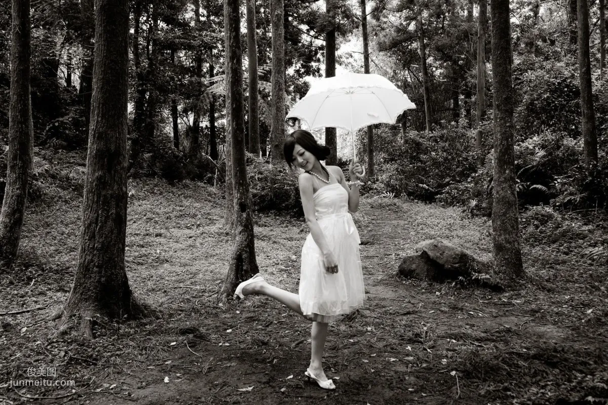 Mikako/Zhang Kaijie White Waltz x Black Obsession Yangmingshan Zhuzihu Outdoor Shoot Photo Set photo 25