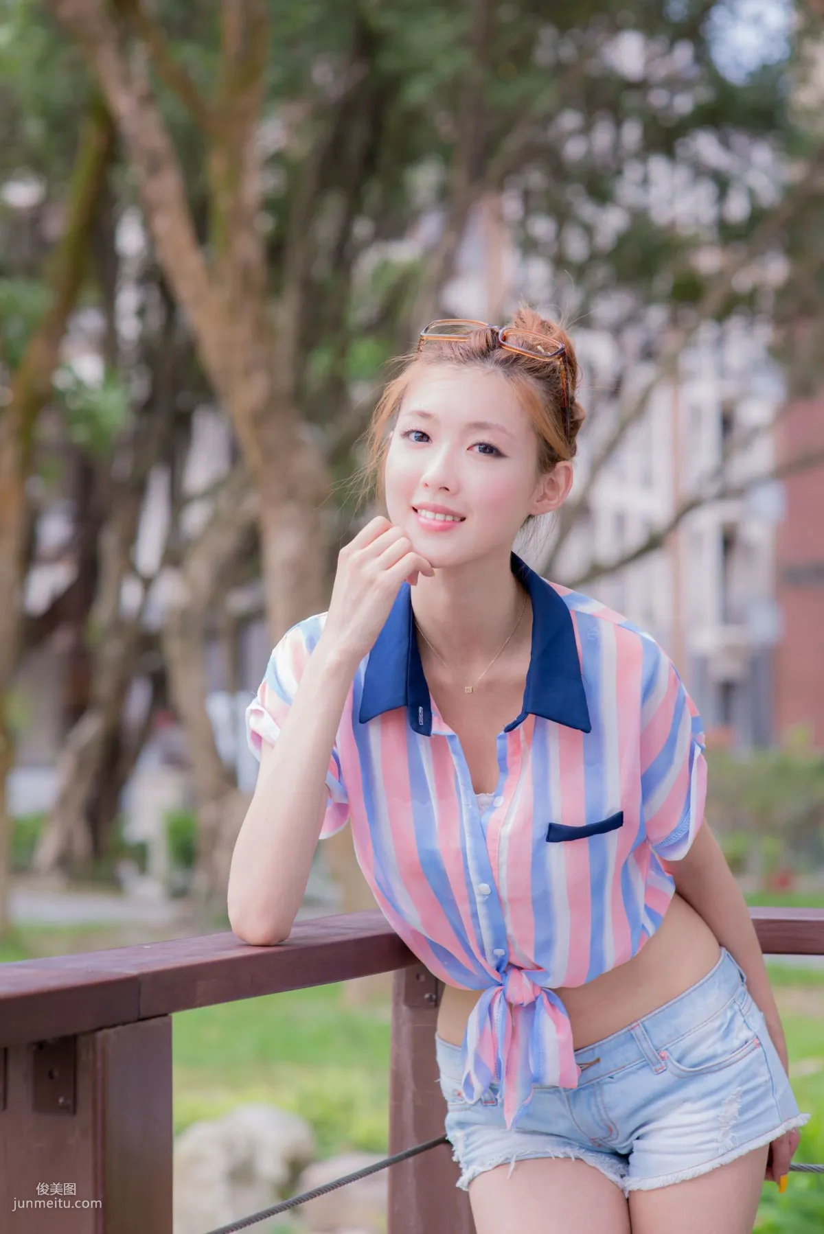 Kila Jingjing / Liao Tingling, Fresh and Light Hot Pants Beautiful Legs Street Snap Photo Set photo 42