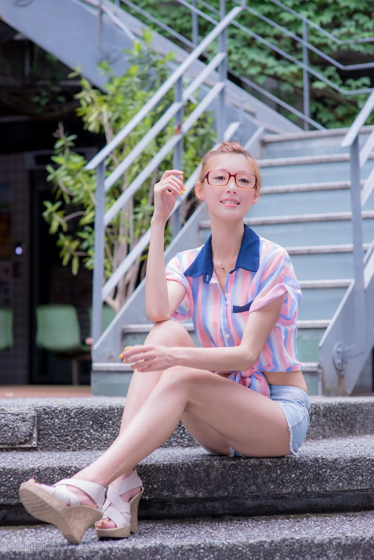 Kila Jingjing / Liao Tingling, Fresh and Light Hot Pants Beautiful Legs Street Snap Photo Set photo 18