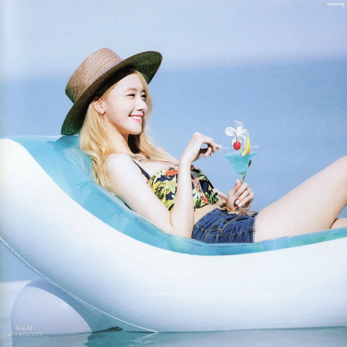 Girls' Generation 少女時代 《Party》 [PB寫真集] 32