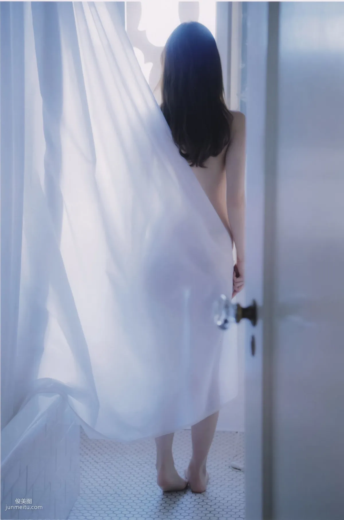 白石麻衣《パスポート》 [Photo Book] 写真集112