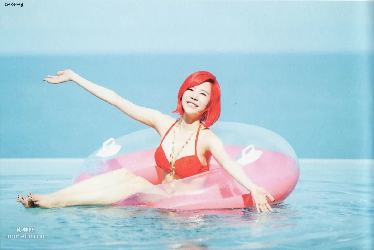 Girls' Generation 少女時代 《Party》 [PB寫真集] 27
