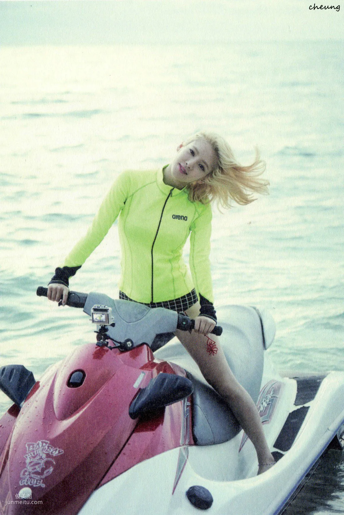 Girls' Generation 少女時代 《Party》 [PB寫真集] 4