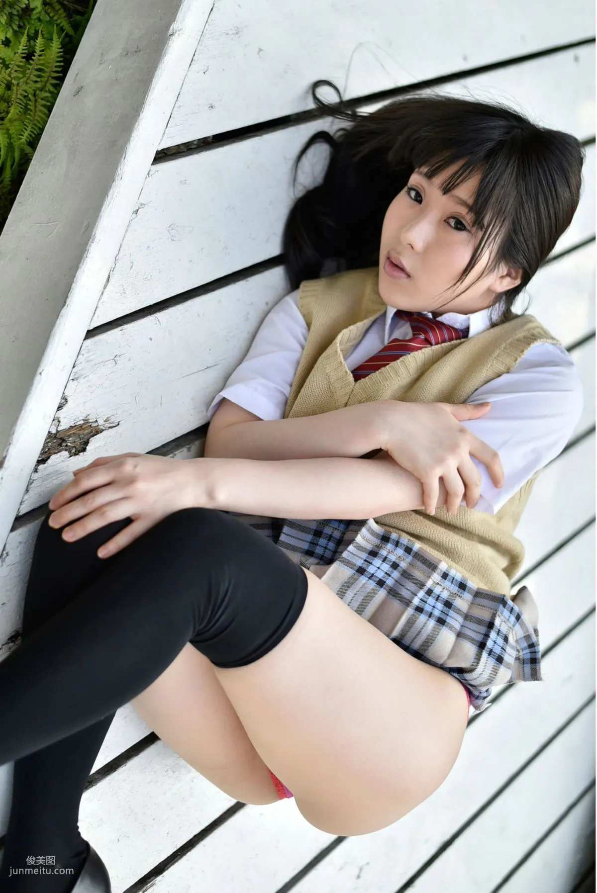 雨宮留菜 《女子校生 萌える絶対領域》 [PB寫真集] 27