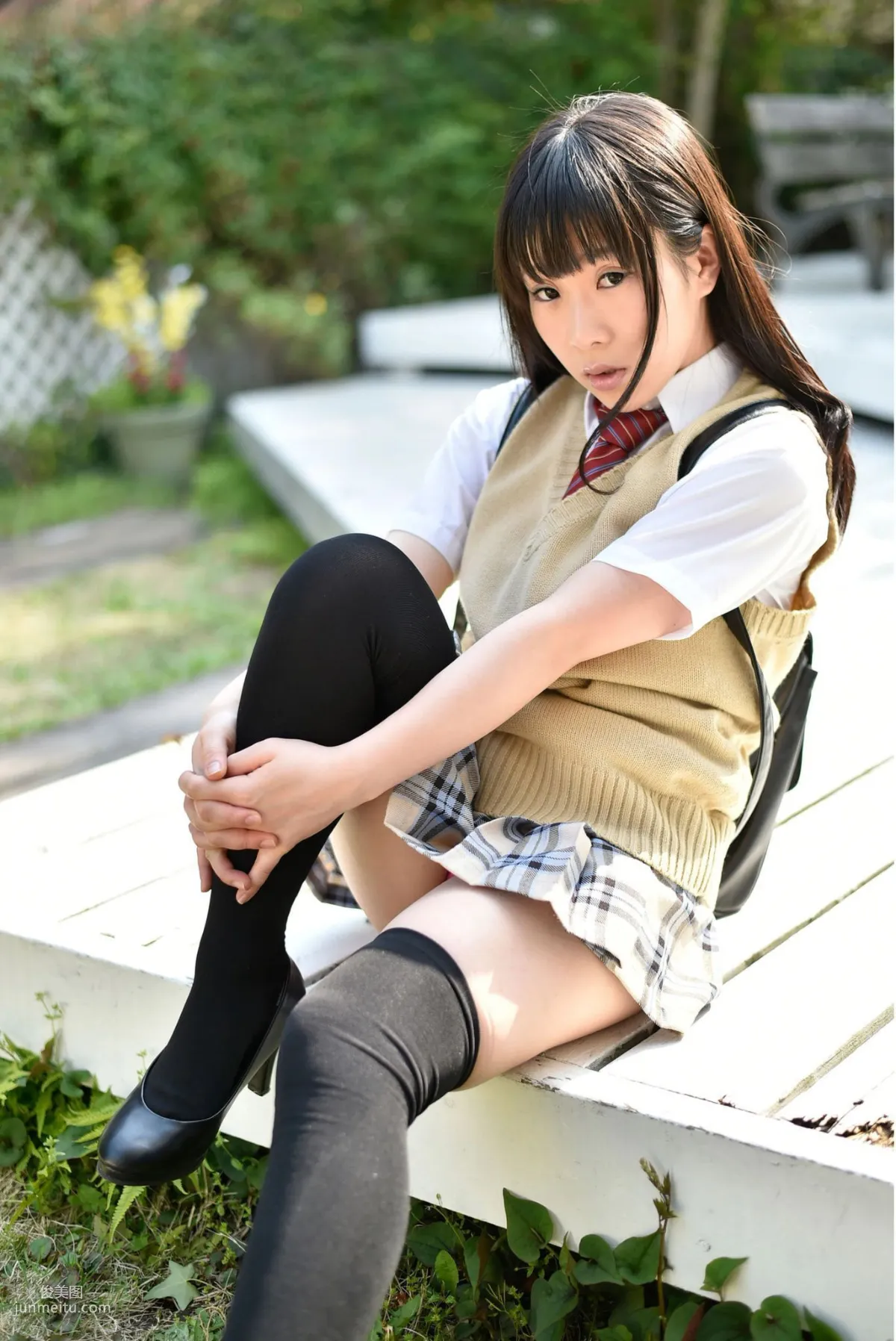雨宮留菜 《女子校生 萌える絶対領域》 [PB寫真集] 2