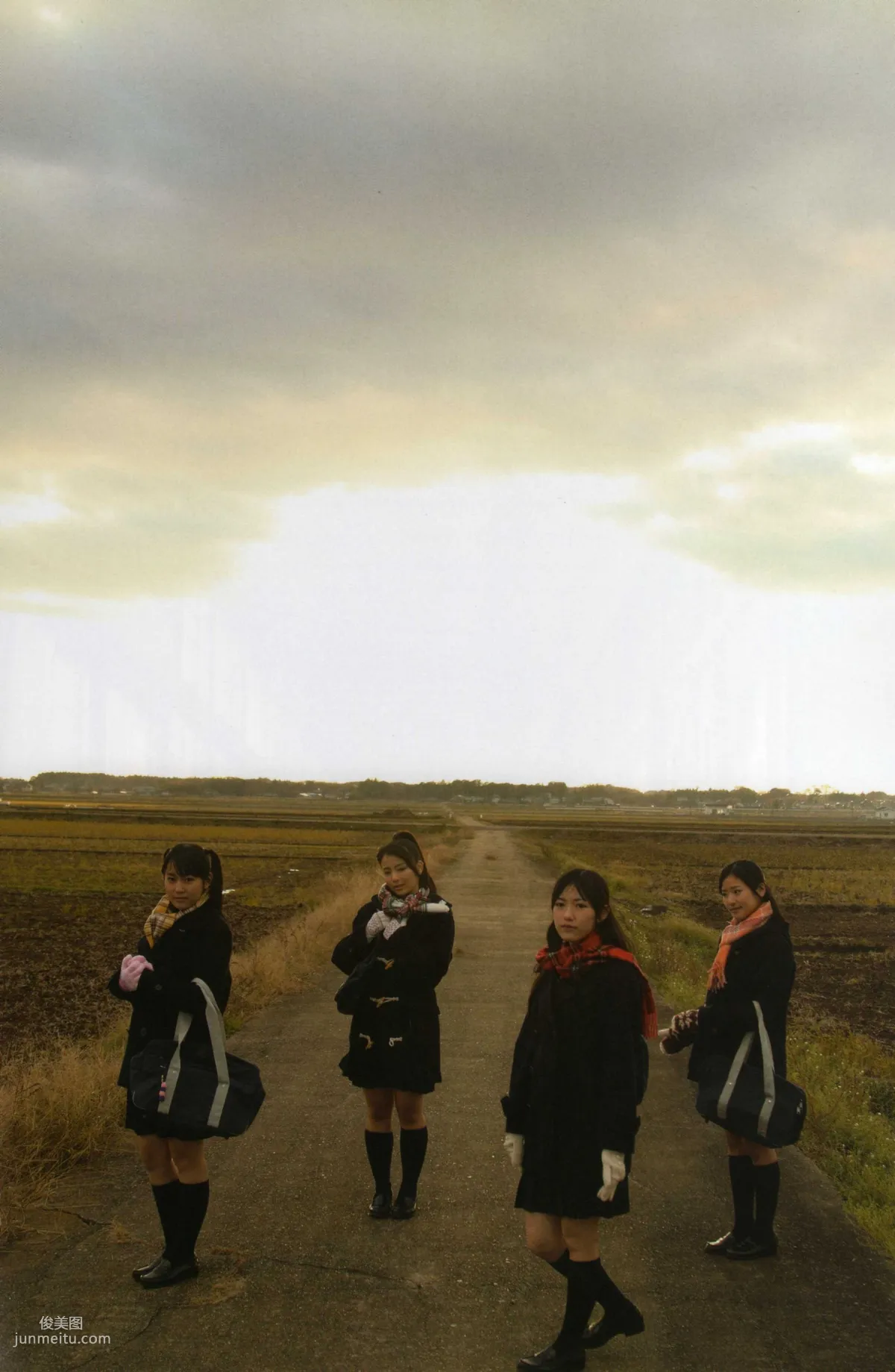 渡り廊下走り隊 《Akkanbe》 [Photo Book] 寫真集 33