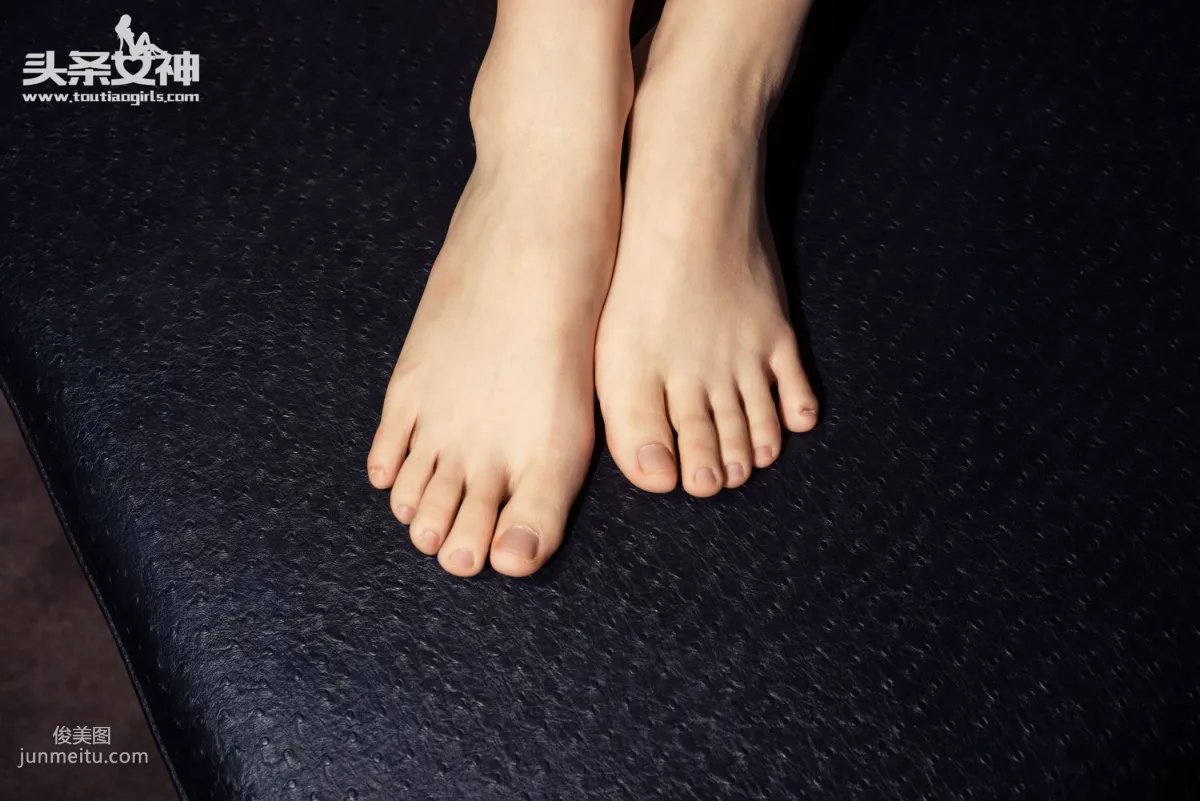 Qin Ruoxi, Slender Jade Feet, Dusk Encounter [TouTiao Goddess] Photo Set photo 58