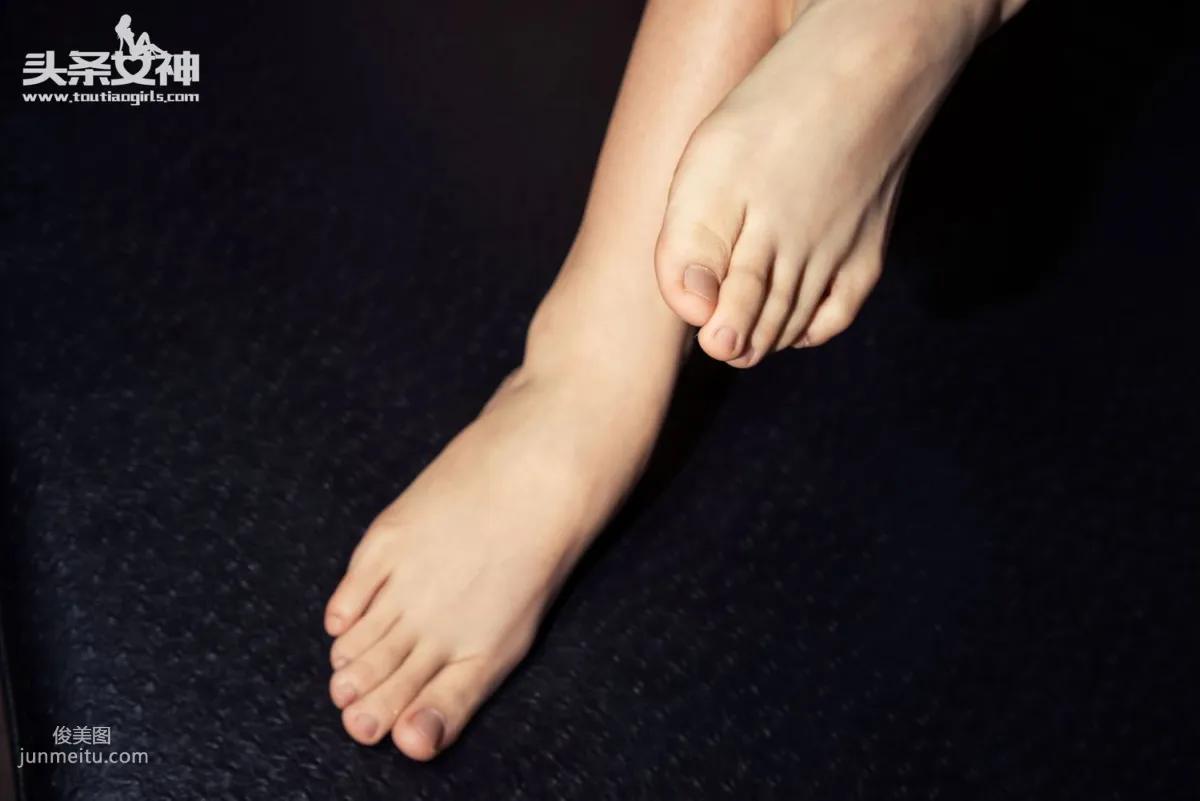 Qin Ruoxi, Slender Jade Feet, Dusk Encounter [TouTiao Goddess] Photo Set photo 57