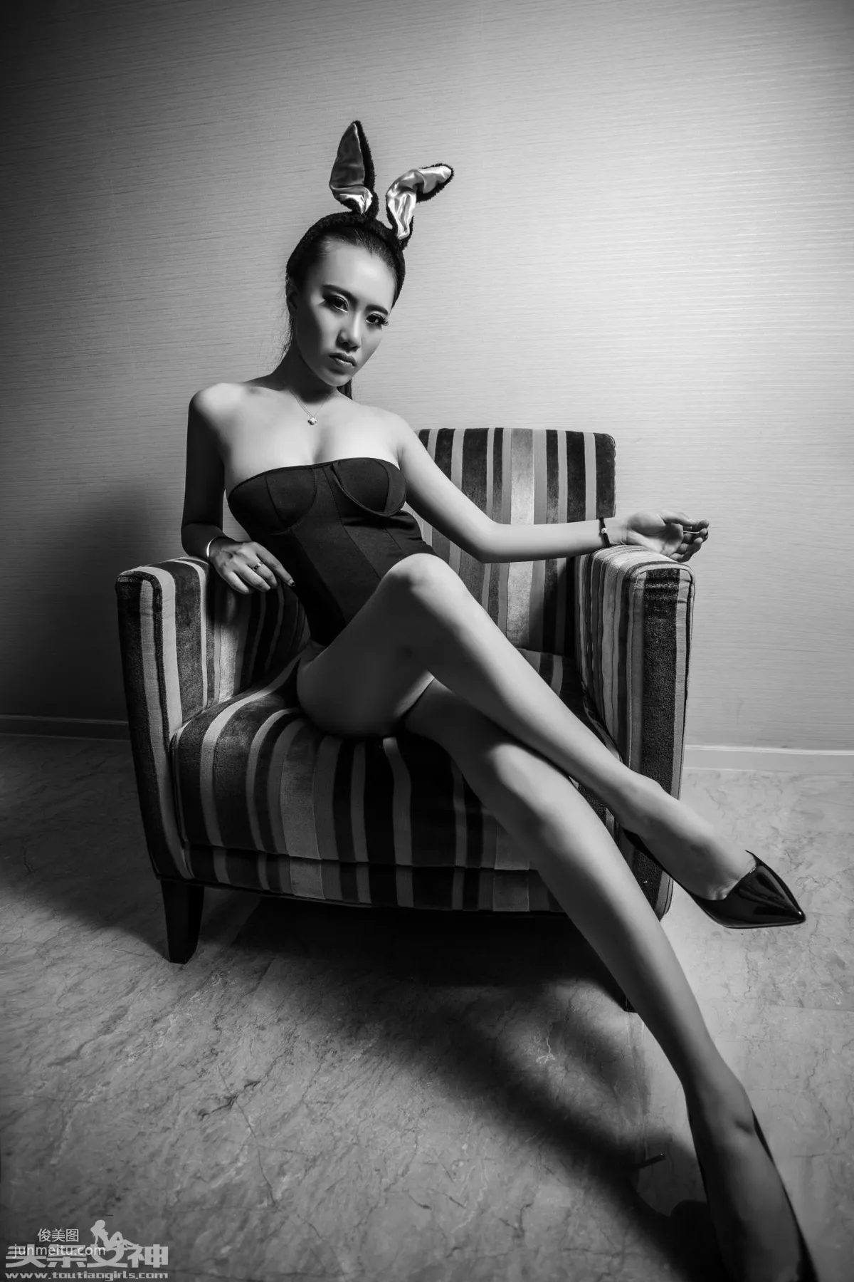 Qi'er / Hu Yanqi, Dark Series Big Bust Little Black Bunny [TouTiao Goddess] Photo Set photo 2