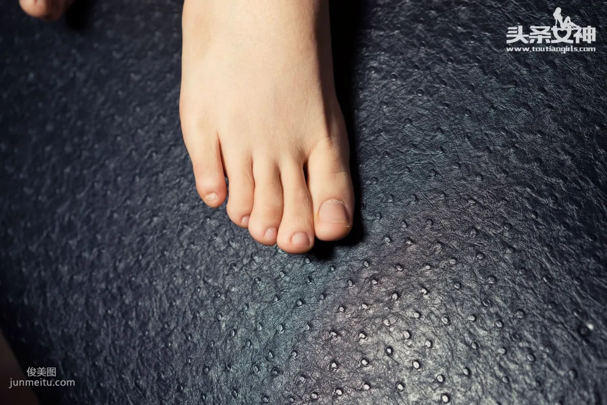 Qin Ruoxi, Slender Jade Feet, Dusk Encounter [TouTiao Goddess] Photo Set photo 44