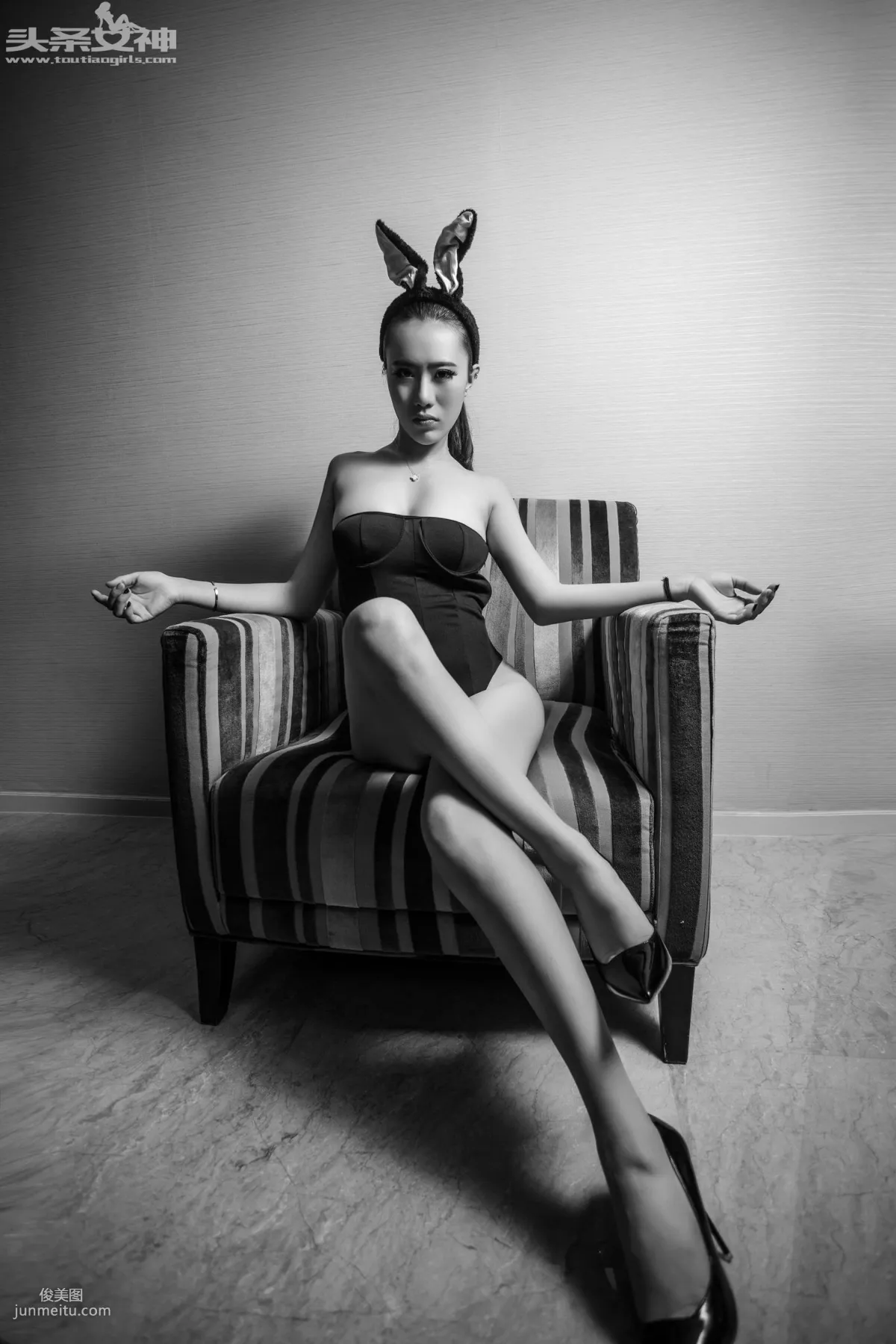 Qi'er / Hu Yanqi, Dark Series Big Bust Little Black Bunny [TouTiao Goddess] Photo Set photo 1