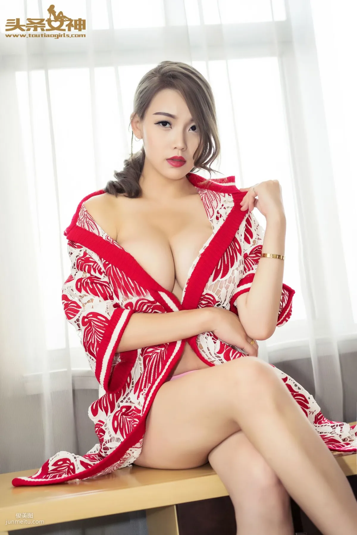 阳阳/大阳《性感巨乳女帝》 [头条女神] 写真集5