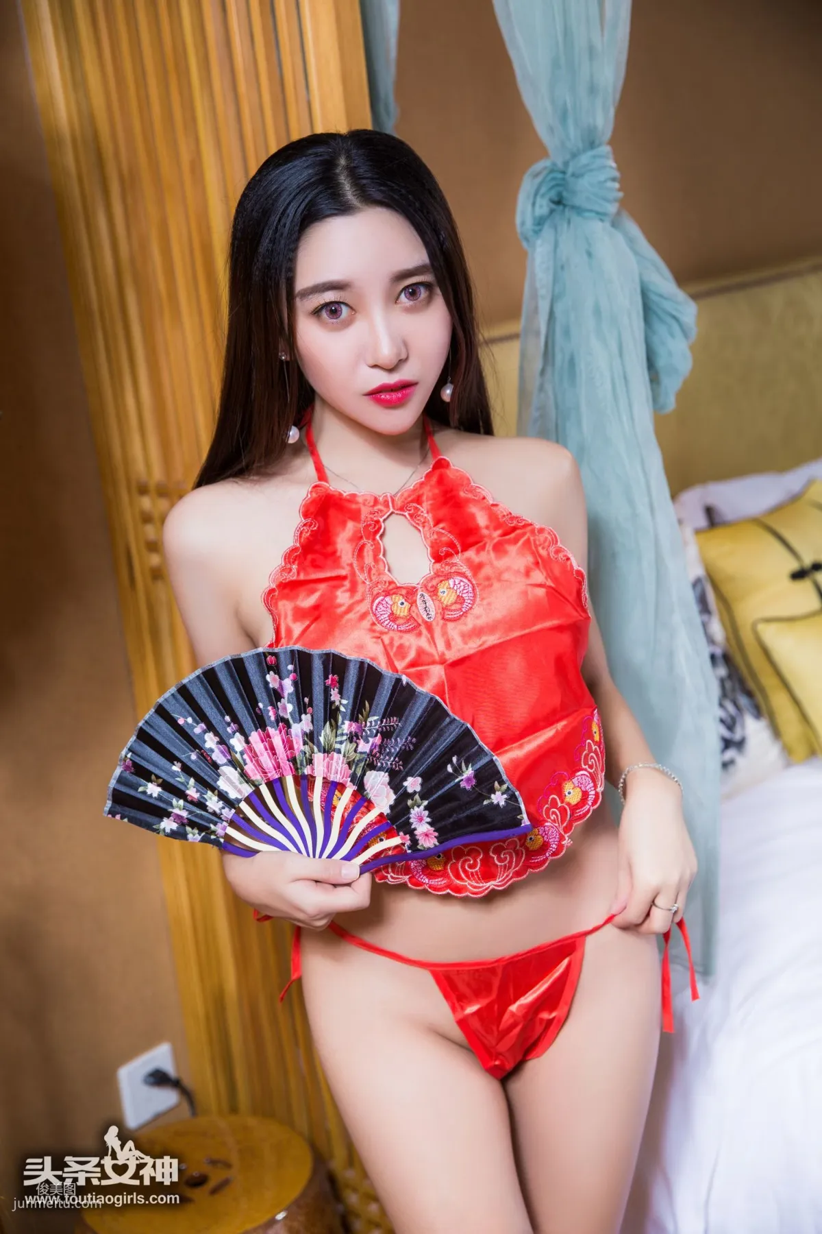 李梓熙《蜜汁癡女 紅肚兜》 [頭條女神] VIP專享 寫真集 1