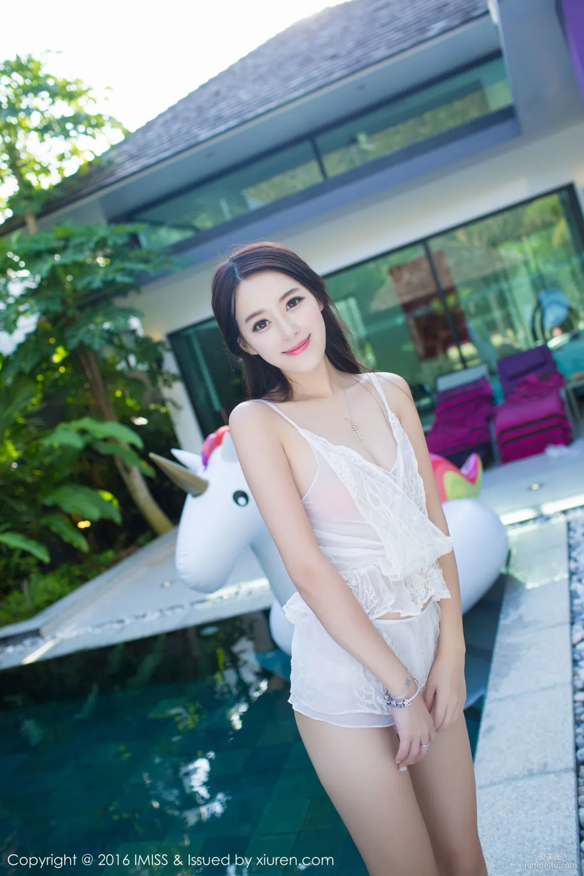 Wang Manni So Q, Street Snap + Fresh Series by the Pool [IMISS] Vol.141 Photo Set photo 37