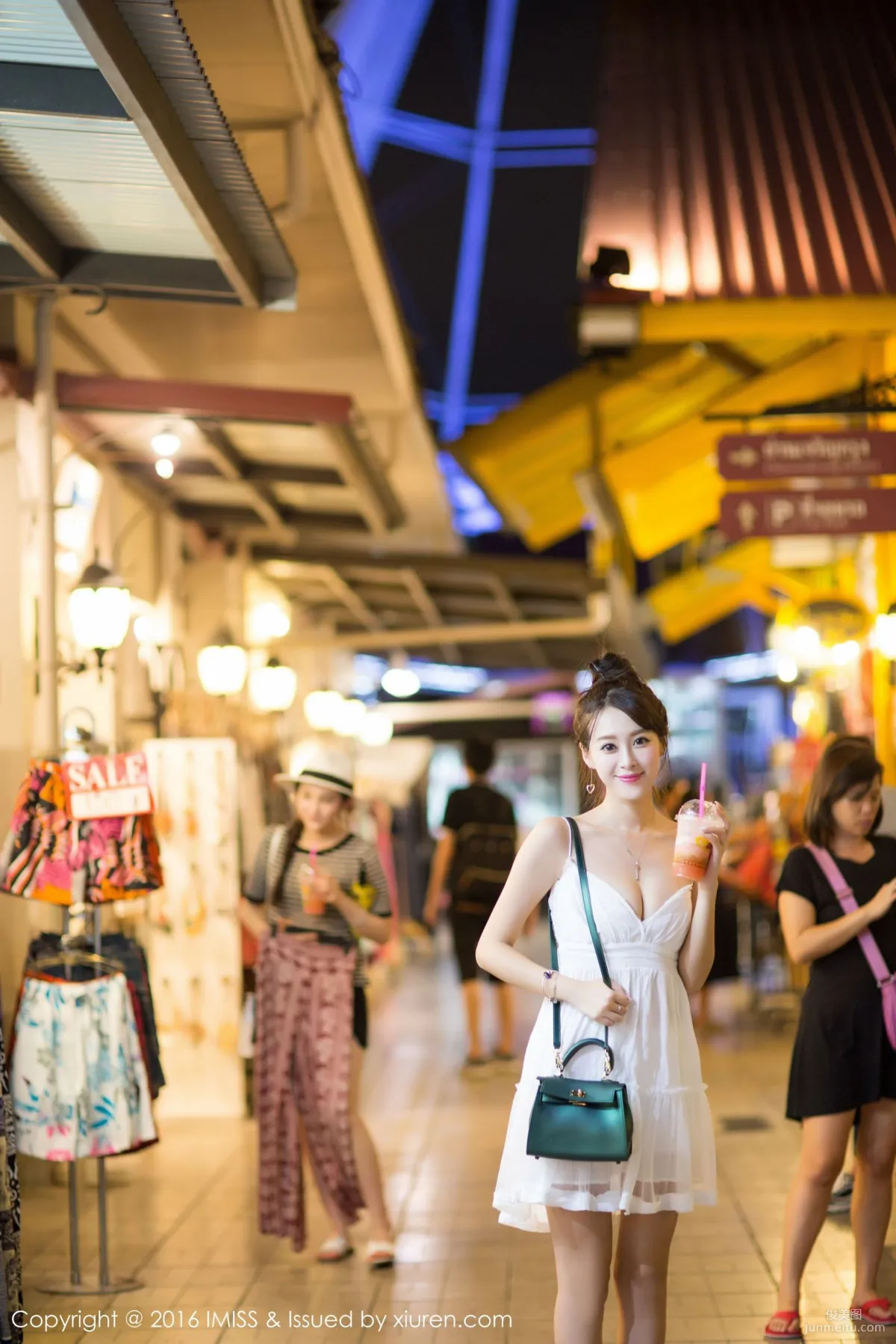 Wang Manni So Q, Street Snap + Fresh Series by the Pool [IMISS] Vol.141 Photo Set photo 3