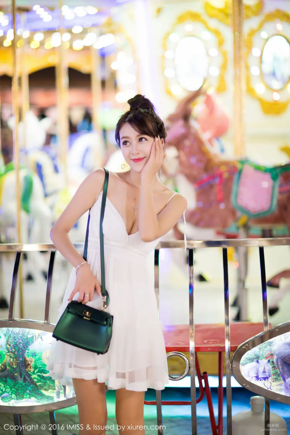Wang Manni So Q, Street Snap + Fresh Series by the Pool [IMISS] Vol.141 Photo Set photo 6