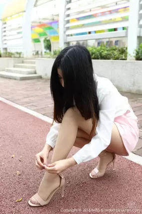 Winki絲姬《街拍絲襪美腿+車内絲襪誘惑》 [愛蜜社IMiss] Vol.094 寫真集