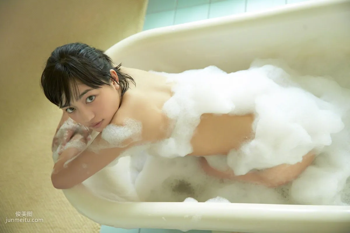 [Wanibooks] NO.132 Haruna Kawaguchi 川口春奈 寫真集 166