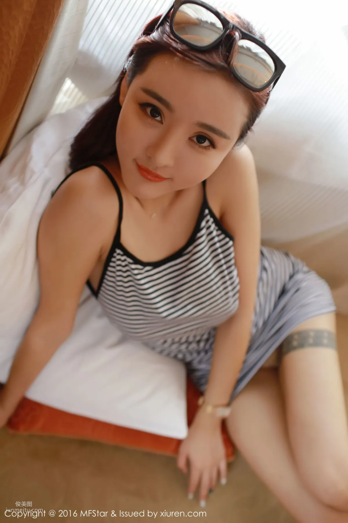 JiaJia - A Beauty Model with Delicate Features, Gorgeous Looks and an Impressive Big Bust [MFStar] Vol.060 Photo Set photo 2