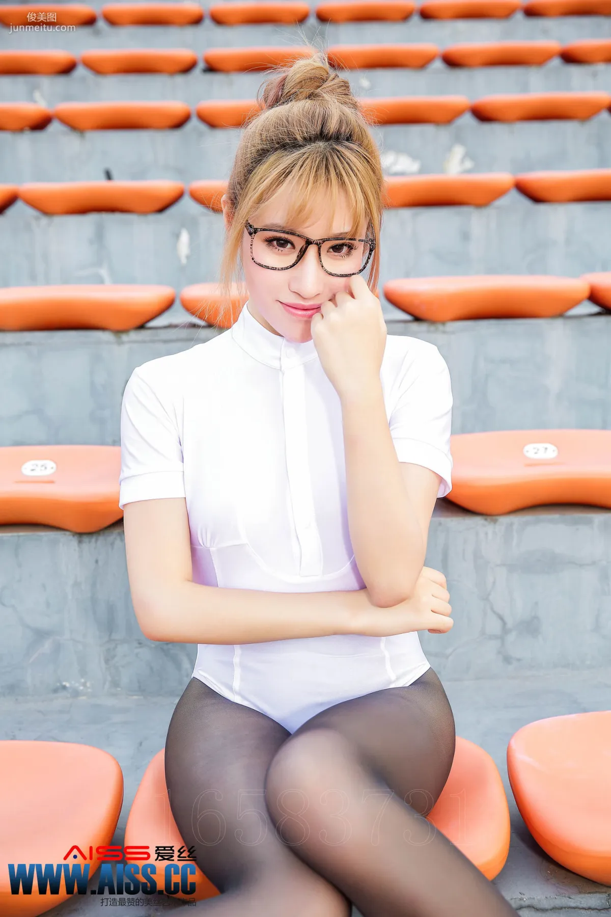 何冉《操場上的直穿少女》 [AISS爱丝] F5026 写真集1