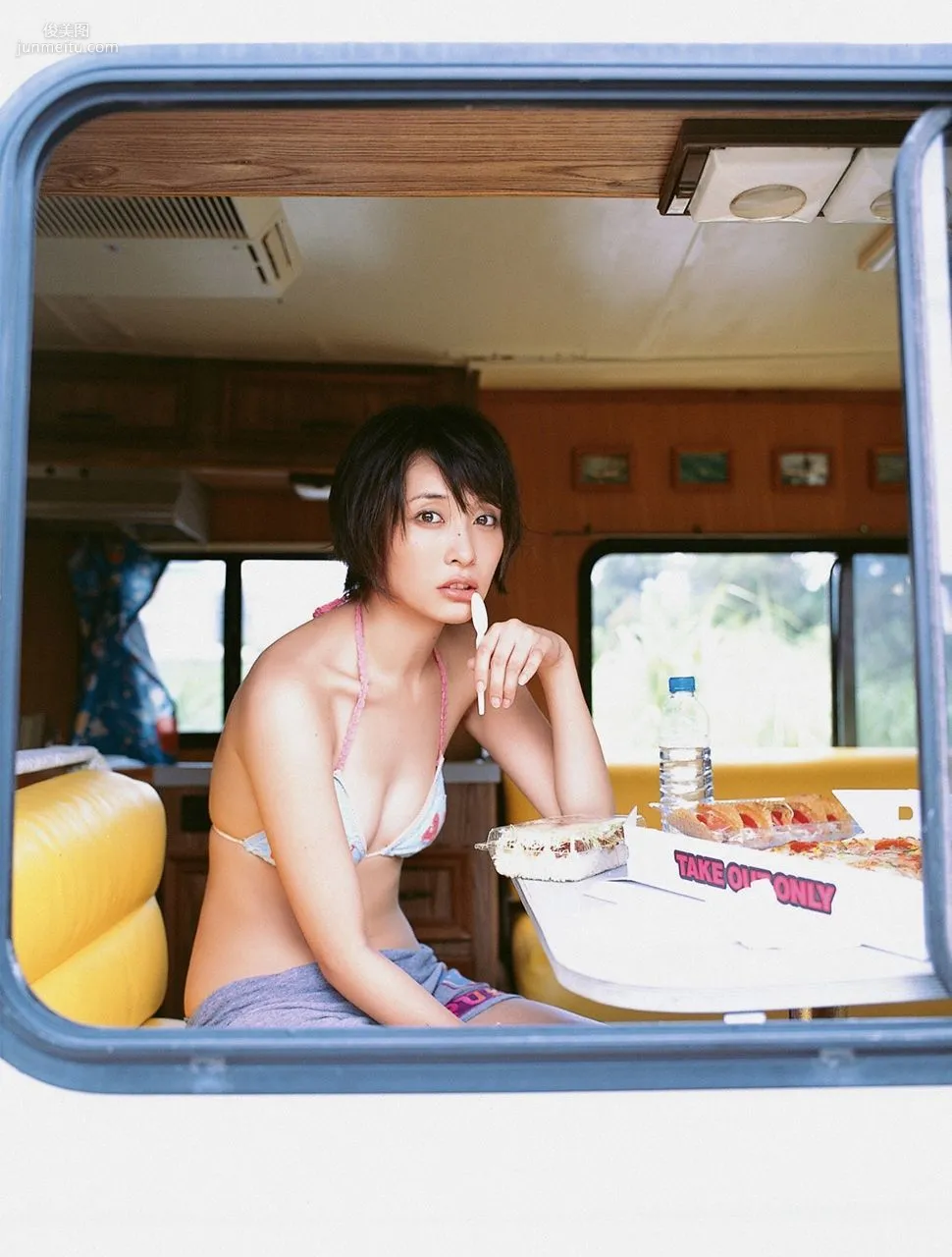 Mami Yamasaki [Visual Young Jump] No.091 Photo Set photo 13