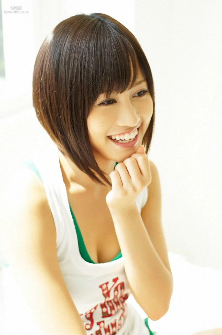 Atsuko Maeda: Visual Young Jump No. 104 photo 5
