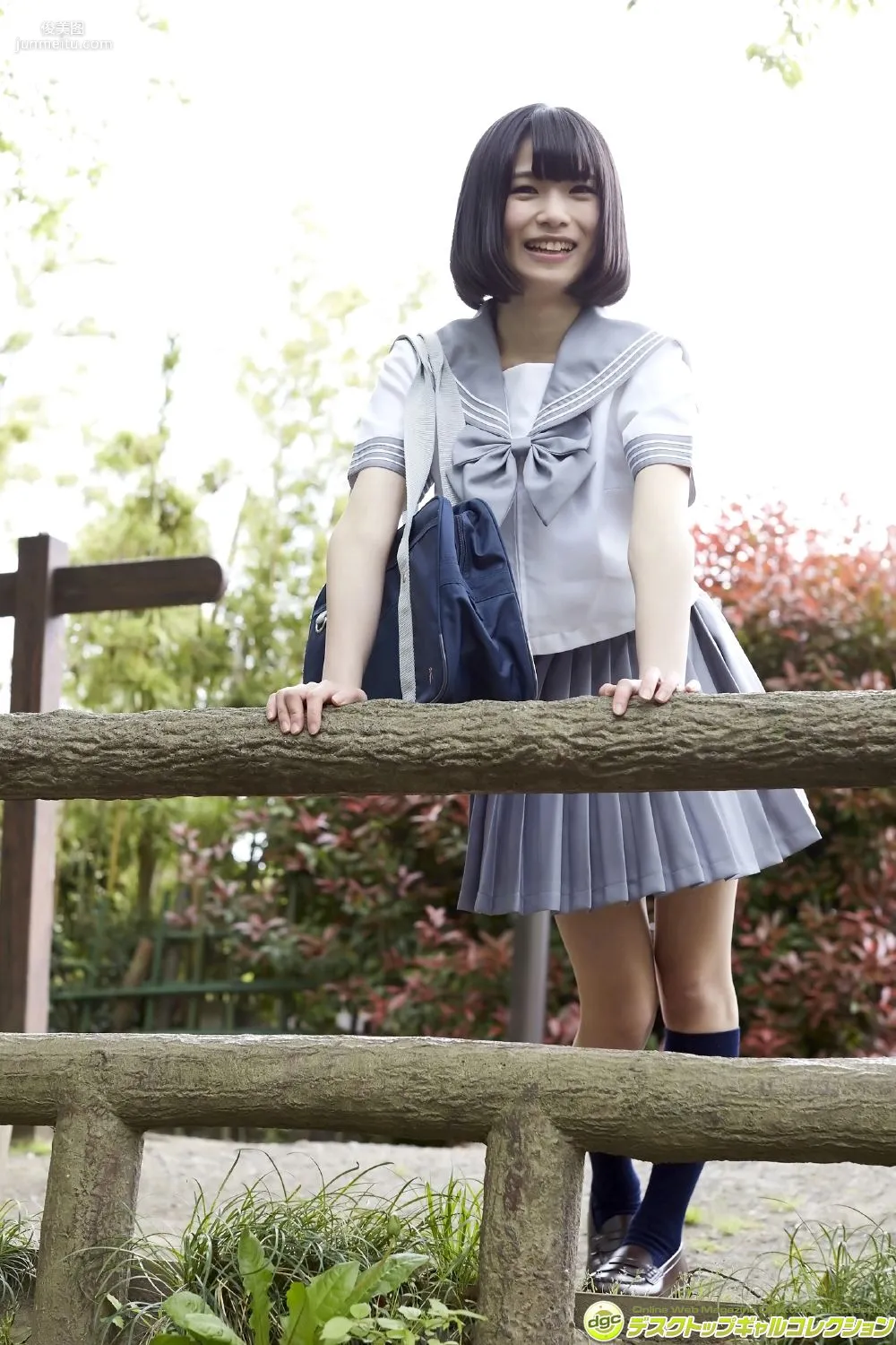 村上りいな《グミとアイドル大好きな美少女の制服物語！》 [DGC] 写真集3