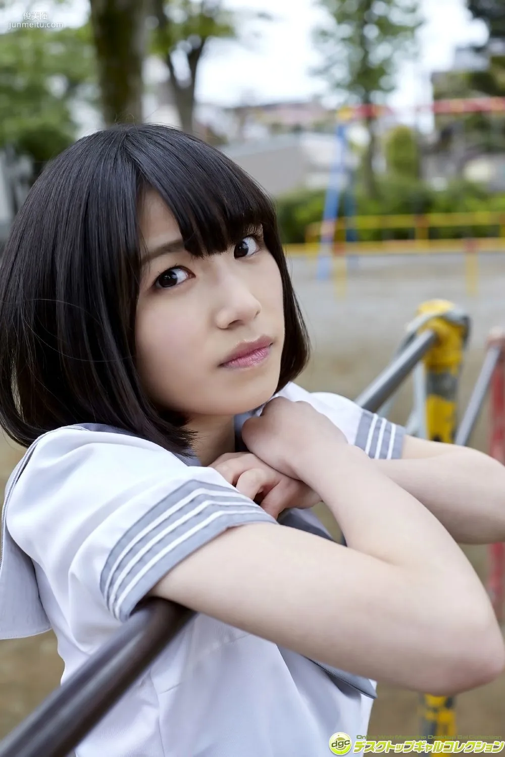 村上りいな《グミとアイドル大好きな美少女の制服物語！》 [DGC] 写真集2