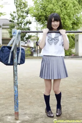 村上りいな《グミとアイドル大好きな美少女の制服物語！》 [DGC] 寫真集