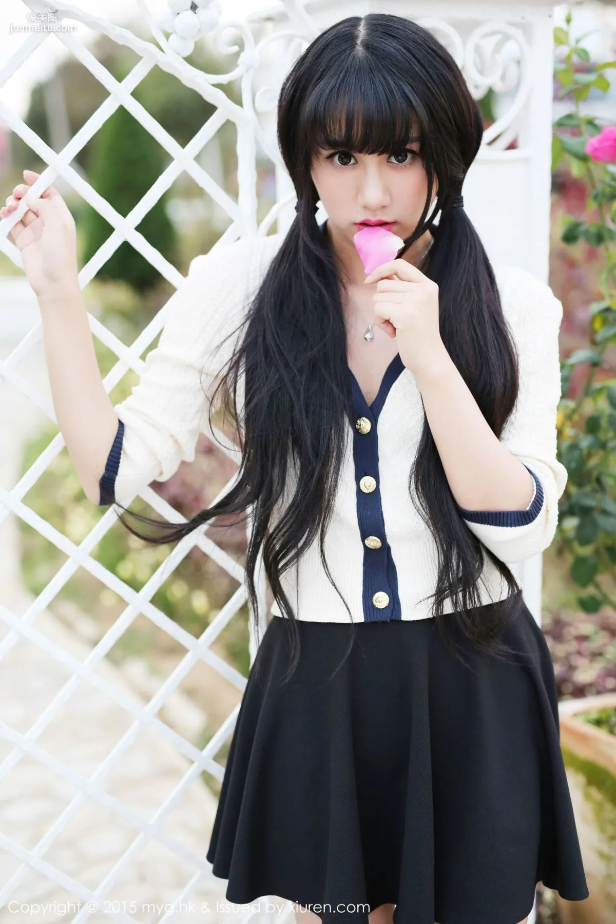 Yangxiao Qinger 'Thong Curves + Street Snap Series' [MyGirl] Vol.102 Photo Set photo 43