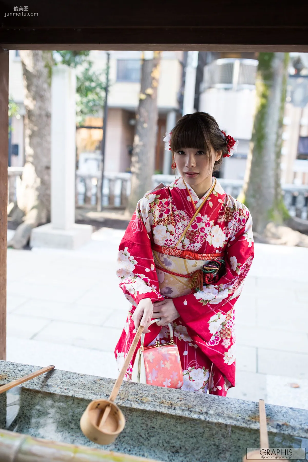 Airi Suzumura [Graphis] Limited Edition Photo Set photo 2