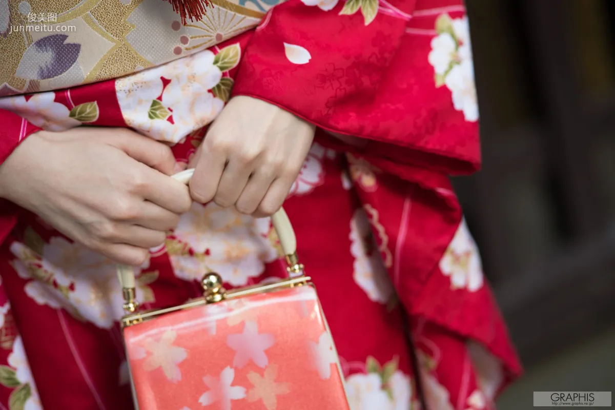 Airi Suzumura [Graphis] Limited Edition Photo Set photo 9