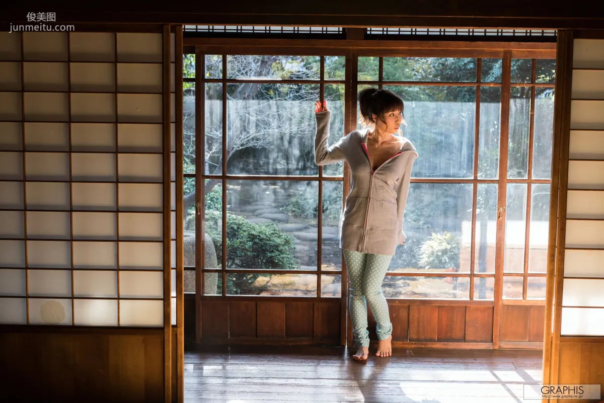 あやみ旬果『Sunbeams leaves』 [Graphis] Gals 写真集9