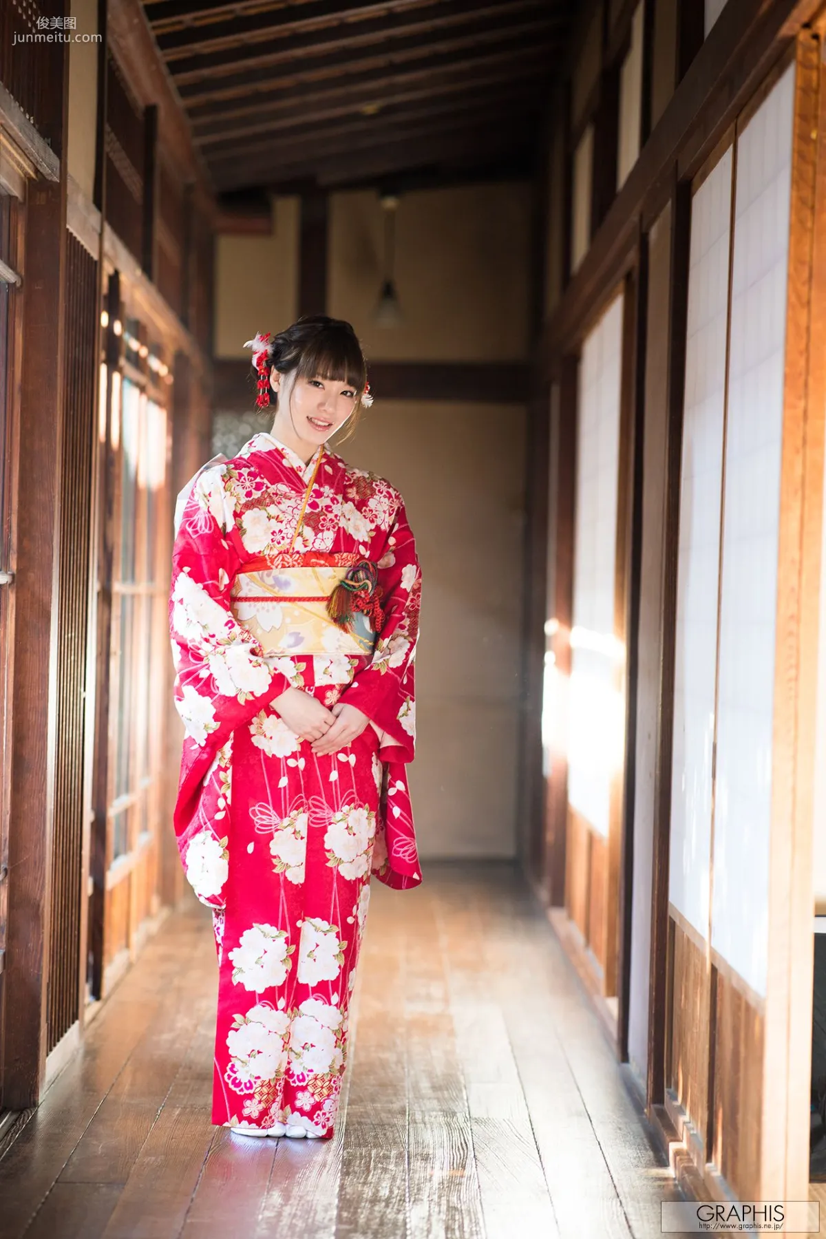 Airi Suzumura [Graphis] Limited Edition Photo Set photo 14