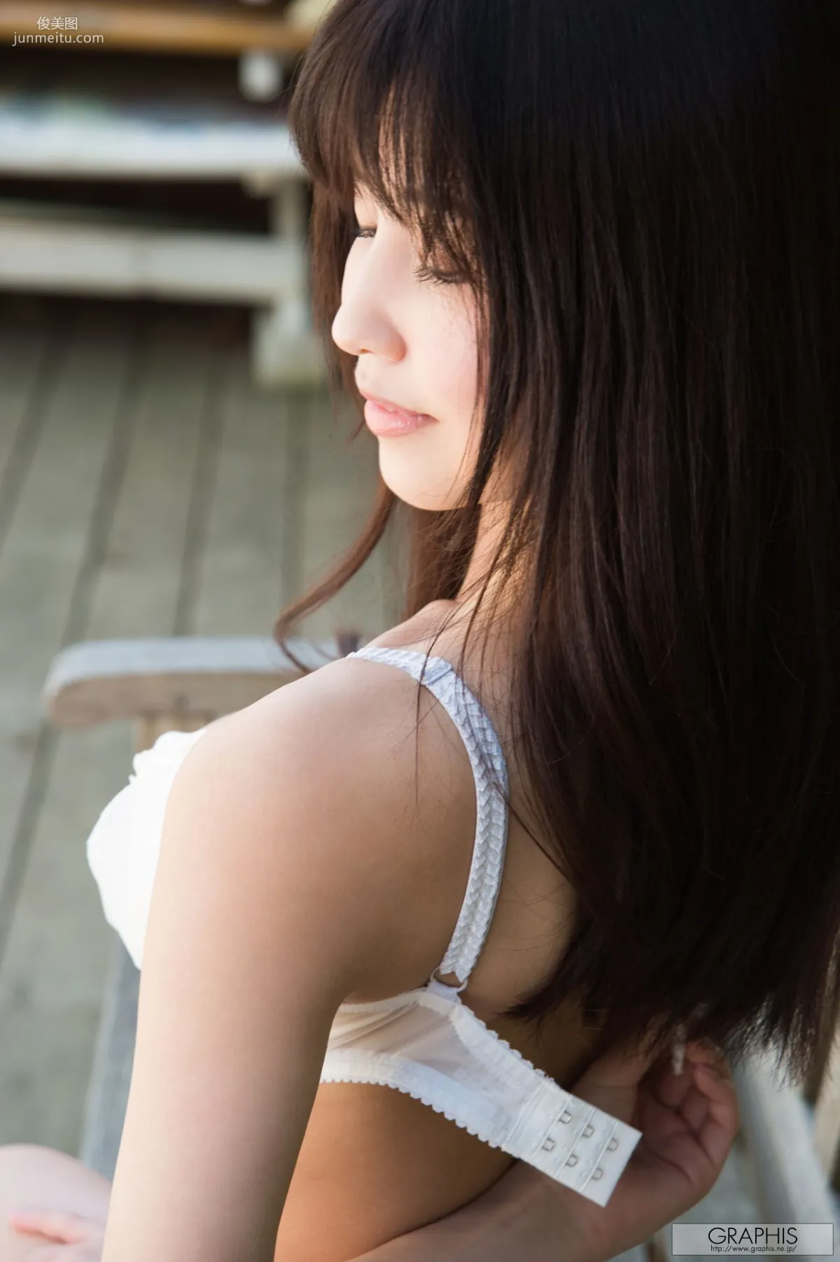 Momo Sakura: Graphis first gravure photo 13