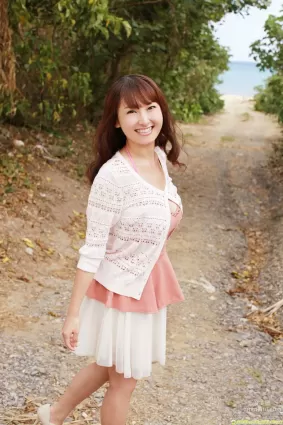 中川朋美《胸元からこぼれ落ちるダイナマイトJカップ》寫真集 [DGC] NO.1078
