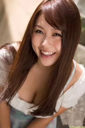 西田麻衣《童顔巨乳系アイドルの爆裂Iカップおっぱい》寫真集 [DGC] NO.1066