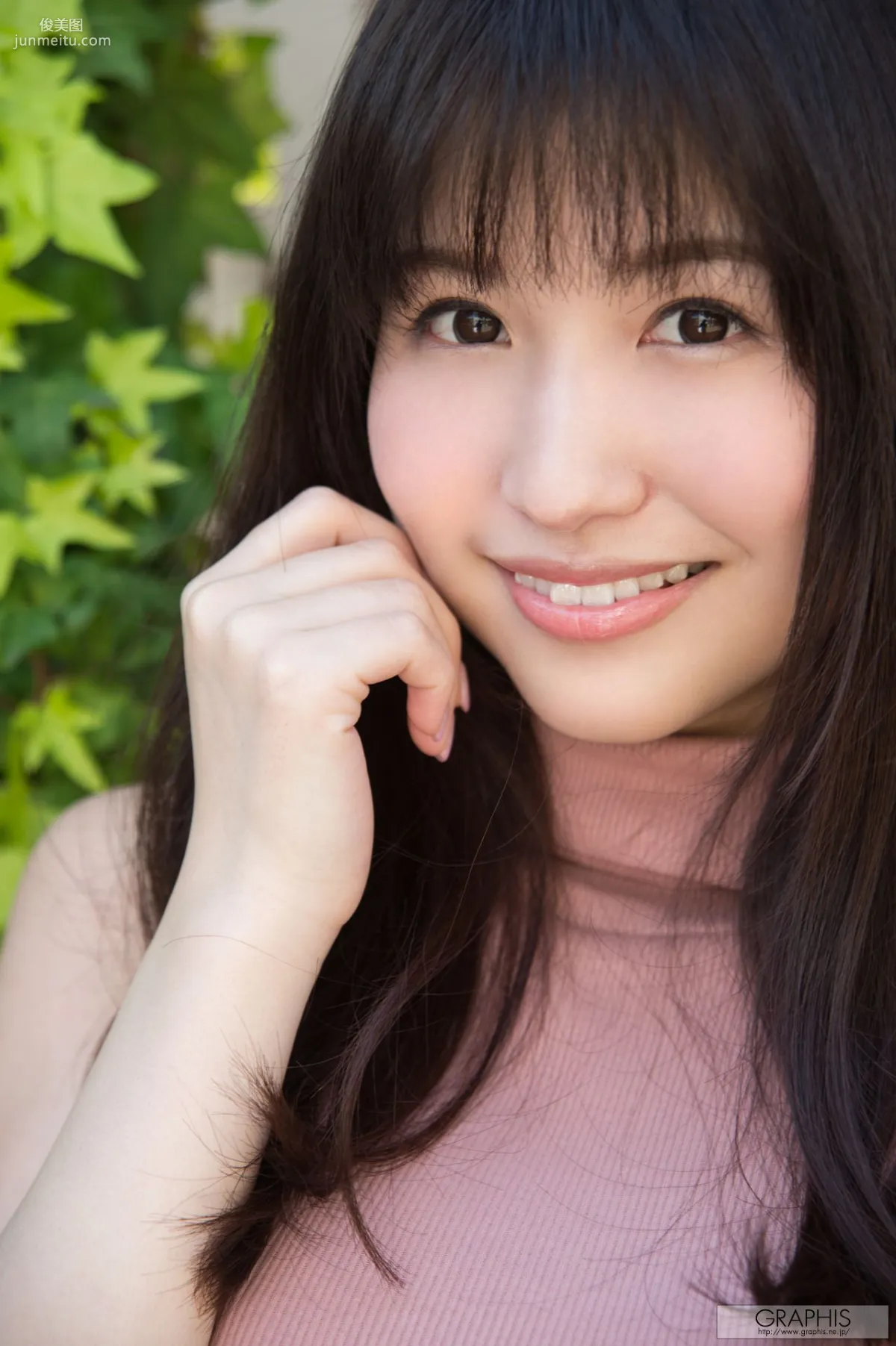 Momo Sakura: Graphis first gravure photo 2