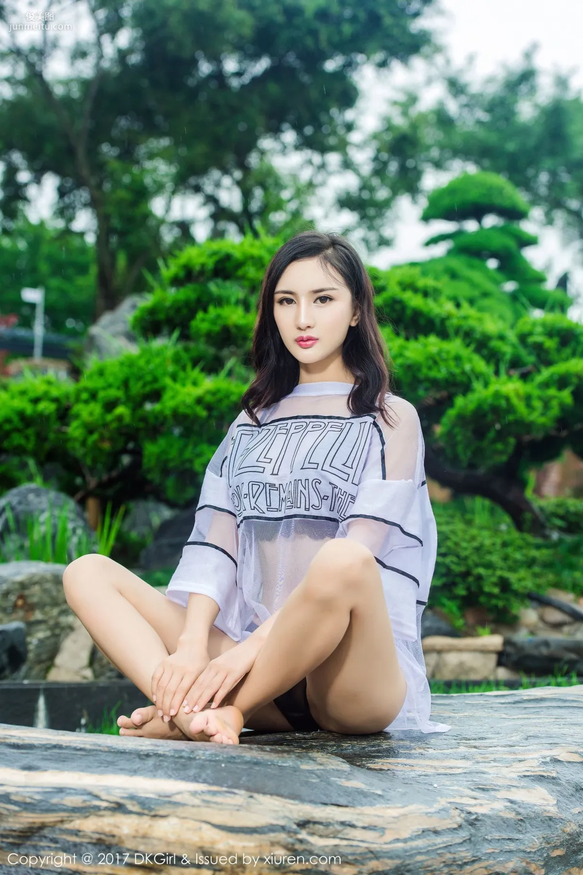 Model Mei Ge, Fresh and Lovely, Beautiful Breasts and Legs, Fashionable and Sexy [DKGirl] VOL.026 Photo Set photo 11