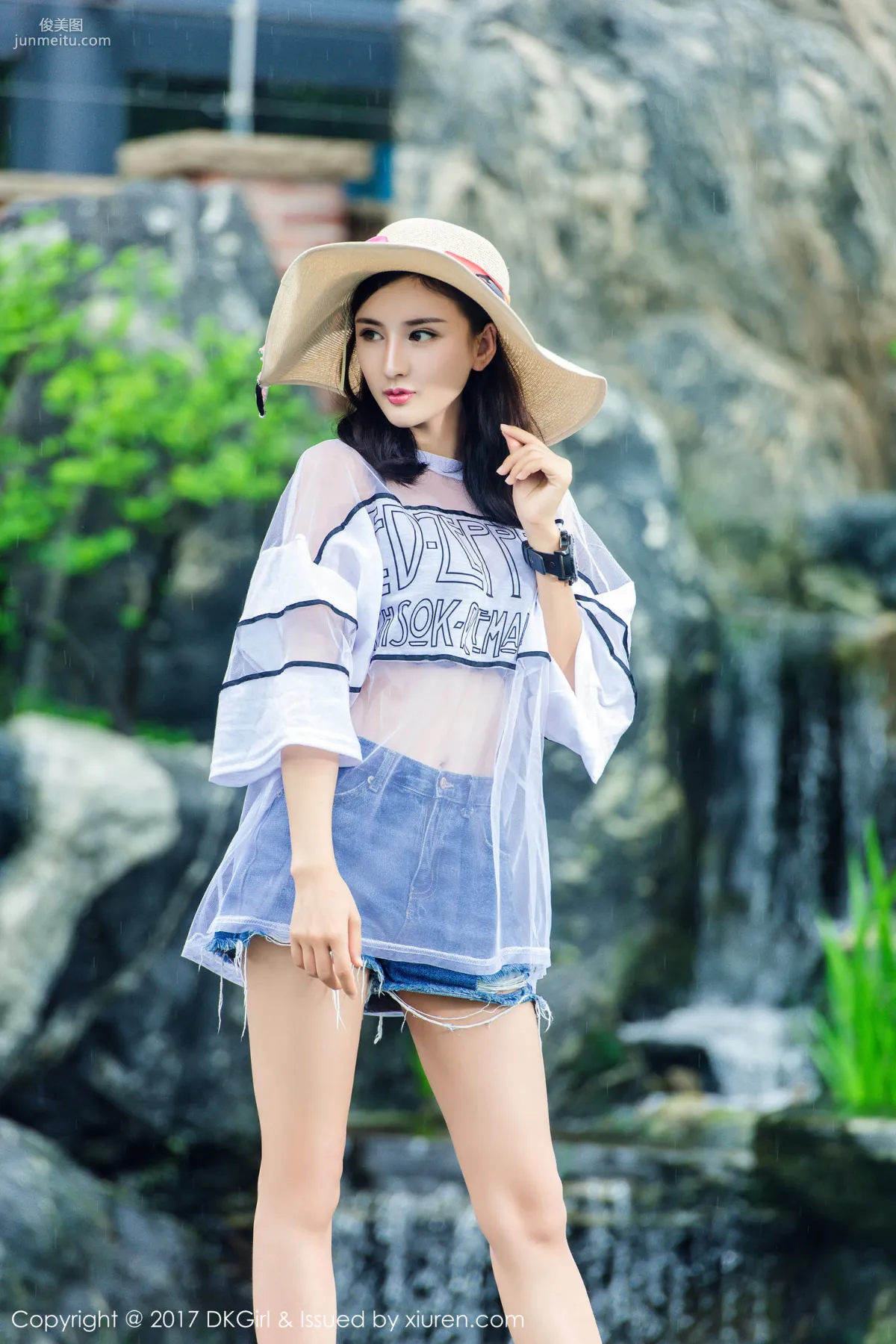 Model Mei Ge, Fresh and Lovely, Beautiful Breasts and Legs, Fashionable and Sexy [DKGirl] VOL.026 Photo Set photo 3