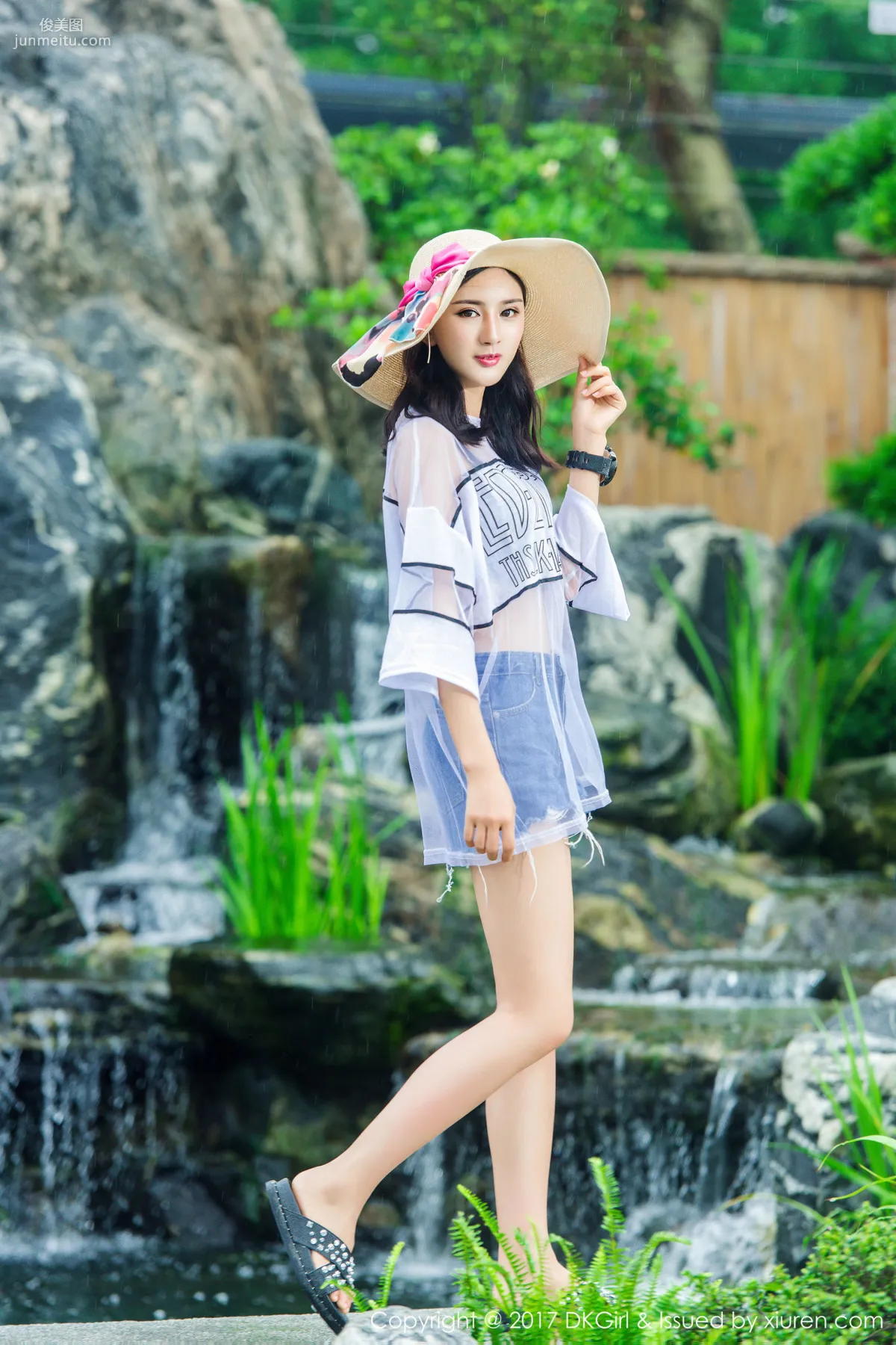 Model Mei Ge, Fresh and Lovely, Beautiful Breasts and Legs, Fashionable and Sexy [DKGirl] VOL.026 Photo Set photo 5