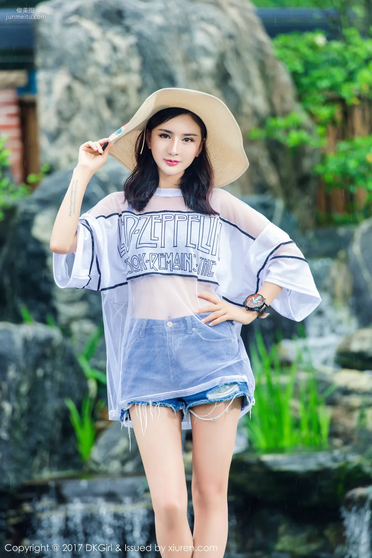 Model Mei Ge, Fresh and Lovely, Beautiful Breasts and Legs, Fashionable and Sexy [DKGirl] VOL.026 Photo Set photo 2