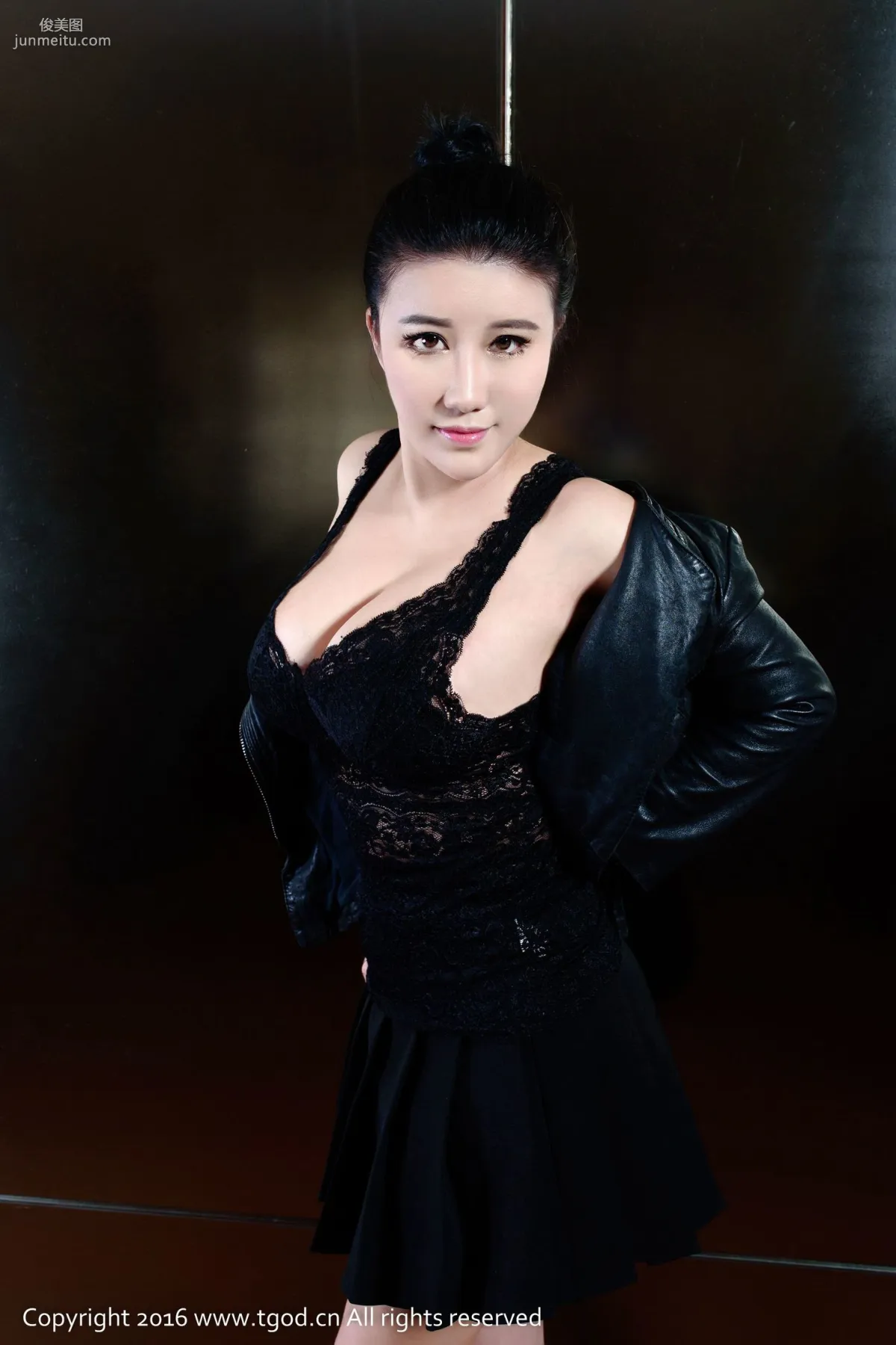 小紫藤《熱辣焚身不自主》 [推女神/禦女郎] 寫真集 2